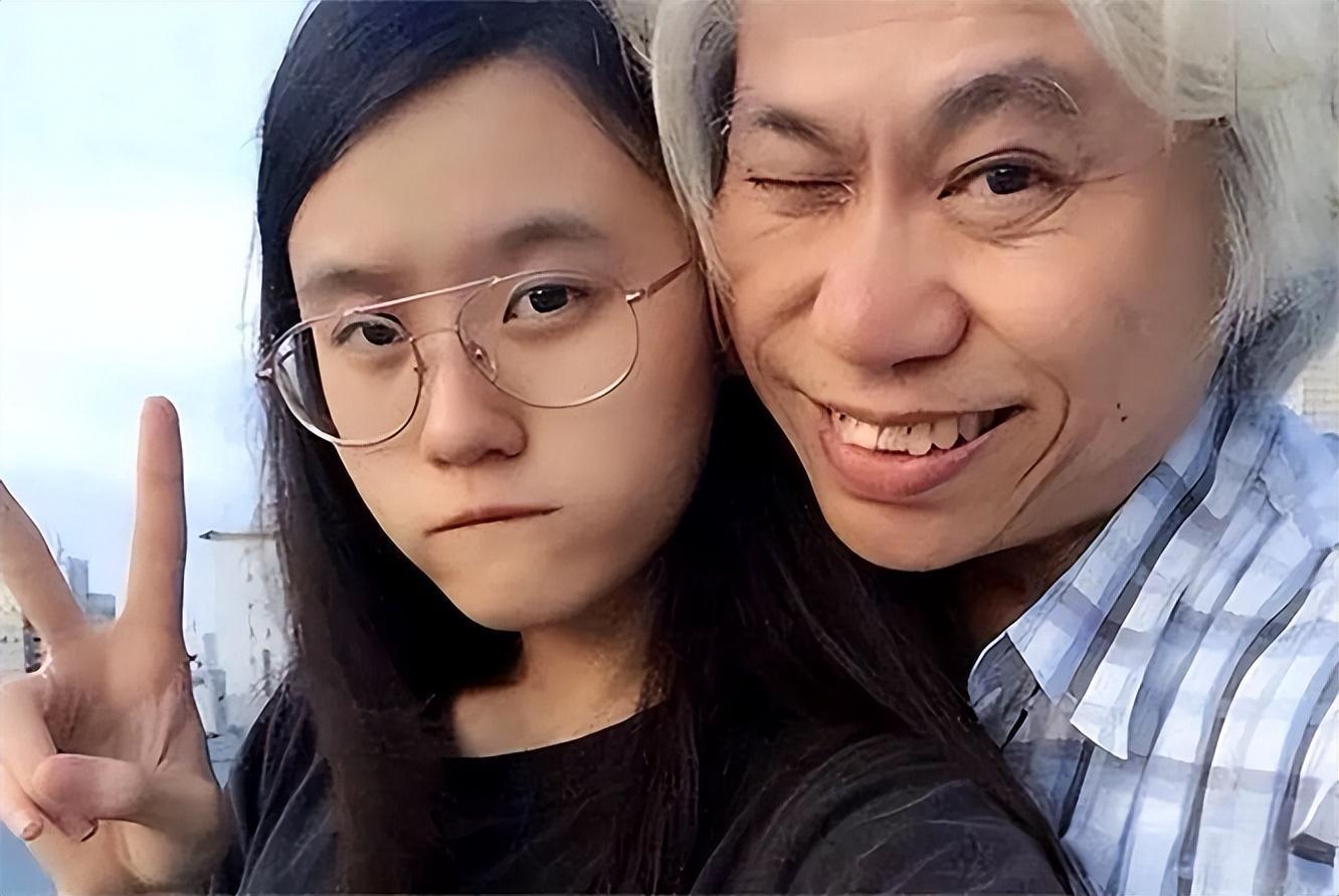 跨越年龄的励志爱情，最新爷孙恋故事揭秘